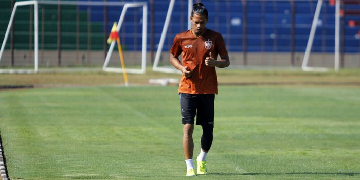 Kiper Jandia Eka Putra menjalani latihan terpisah dengan pemain PSIS Semarang lainnya dalam sesi lat