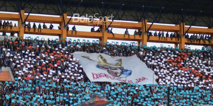 Aksi tak kalah keren ditunjukkan ordo pendukung PSIS Semarang dari Snex di tribune timur Stadion Moc