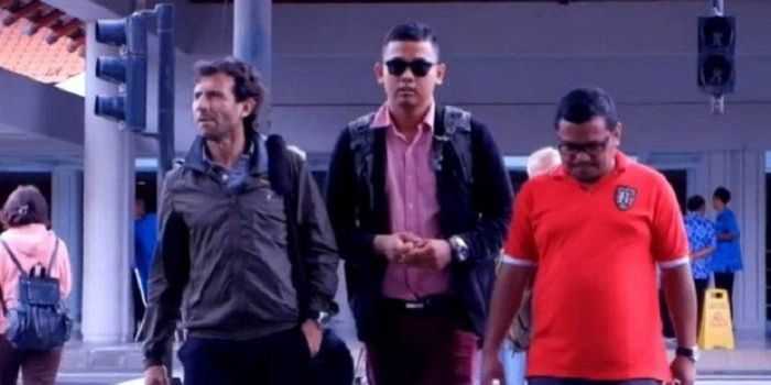 Foto Lama yang Kembali Beredar dan Viral. Foto itu Memperlihatkan Luis Milla Baru Mendarat di Bandar