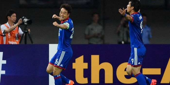 Park Gi-dong (kanan) dan Yeom Ki-hun merayakan gol Suwon Bluewings ke gawang Guangzhou Evergrande di