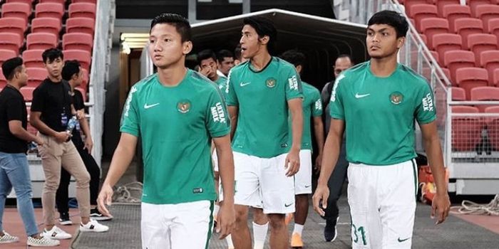 Pemain Timnas U-23 Indonesia, Syahrian Abimanyu, Rachmat Irianto, dan Gavin Kwan Adsit memasuki Stad