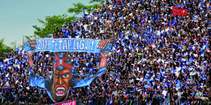  Koreo suporter PSIS Semarang saat laga melawan Persib Bandung di Stadion Moch Soebroto, Magelang, M