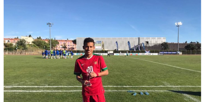   Egy Maulana Vikri menerima penghargaan Jouer Revelation Trophee, di Turnamen Toulon, Prancis (7/6/