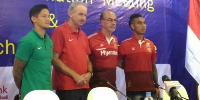 Pelatih timnas Indonesia, Alfred Riedl (kedua dari kiri), dan Irfan Bachdim (kiri) bersama pelatih d