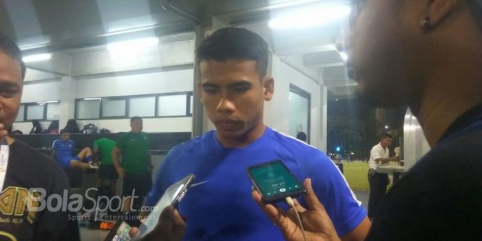 Penyerang timnas U-23 Malaysia, Muhammad Safawi Rasid menjawab pertanyaan wartawan di Lapangan ABC, 