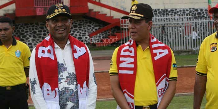 Walikota Jayapura, Benhur Tomi Mano, dan Kapolda Papua, Irjen Boy Rafli Amar, di Stadion Mandala, Ja