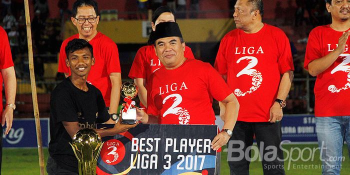 Pemain Aceh United, Assanur Rijal, dinobatkan sebagai pemain terbaik Liga 3 dalam acara final kompet