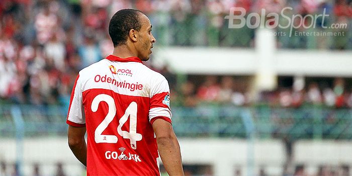 Striker Madura United, Peter Odemwingie, saat tampil melawan Persiba Balikpapan pada pekan ke-15 Lig