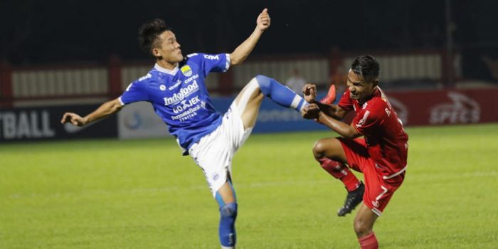 Oh In-kyun berebut bola dengan Ramdani Lestaluhu pada laga Persija Jakarta versus Persib Bandung di 