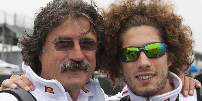 Marco Simoncelli (kanan) kala berpose dengan sang ayah , Paolo Simoncelli.