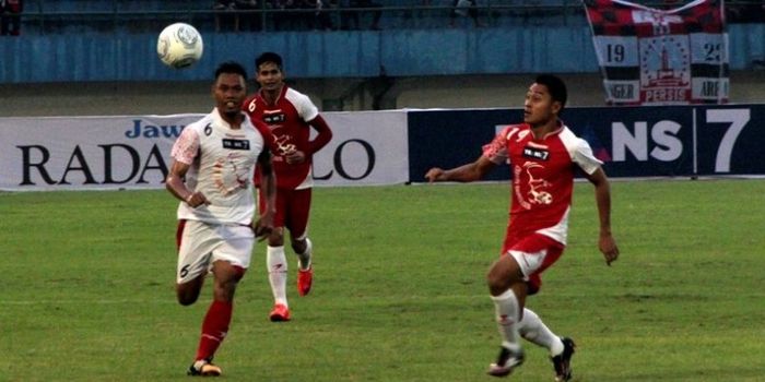 Gelandang Garuda Putih Toni Sucipto berhadapan dengan Samsul Arif yang jadi penyerang Garuda Putih p