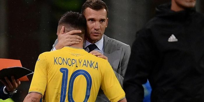 Pelatih timnas Ukraina, Andriy Shevchenko (kanan) memeluk Yevhen Konoplaynka saat digantikan dalam p