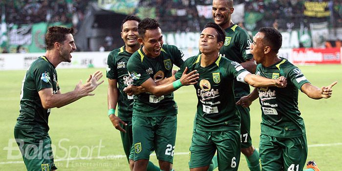 Kapten Persebaya, Misbakhus Solikin (kedua dari kanan), melakukan selebrasi bersama rekan seti