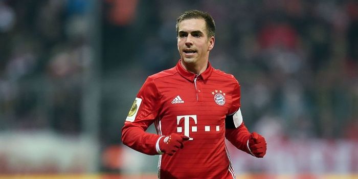 Bek Bayern Muenchen, Philipp Lahm, saat tampil melawan Wolfburg dalam laga putaran ke-16 DFB Pokal d