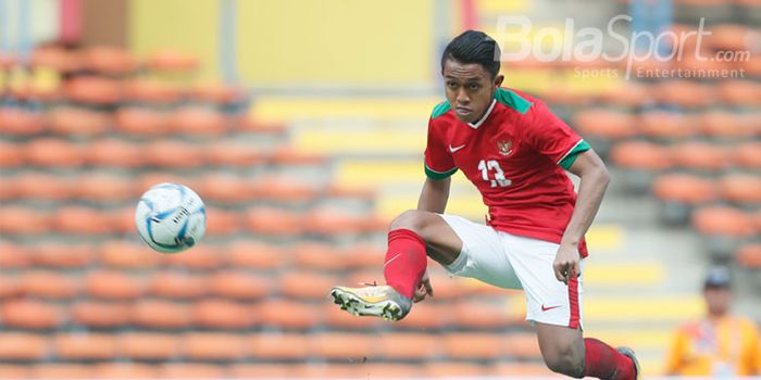  Pemain Timnas U-22, Febri Hariyadi, beraksi melawan Timnas Thailand U-22 dalam penyisihan grup B SE