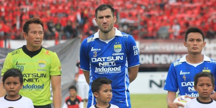 Bek tengah Persib Bandung, Vladimir Vujovic (tengah).