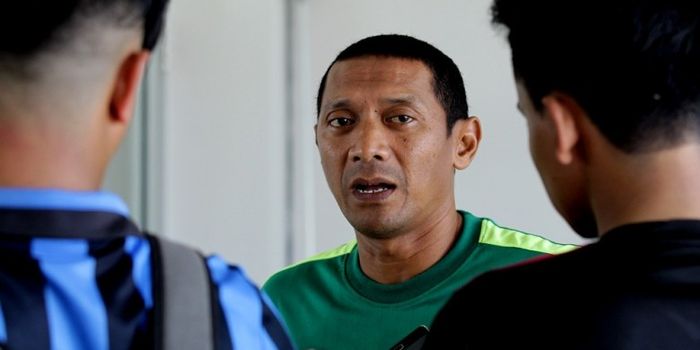 Mantan pemain dan kapten Arema, Putu Gede, berbicara kepada wartawan.