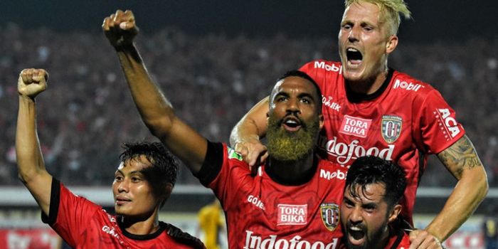 Selebrasi empat pemain Bali United: Dias Angga, Sylvano Comvalius, Nick van der Velden, dan Stefano 