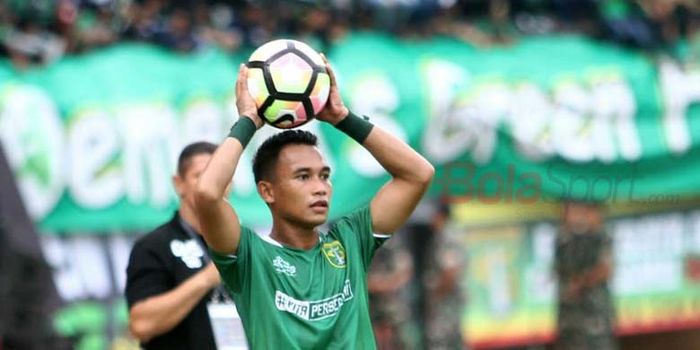 Bek Persebaya, Abu Rizal Maulana saat membela Persebaya kontra Madura United pada babak penyisihan P