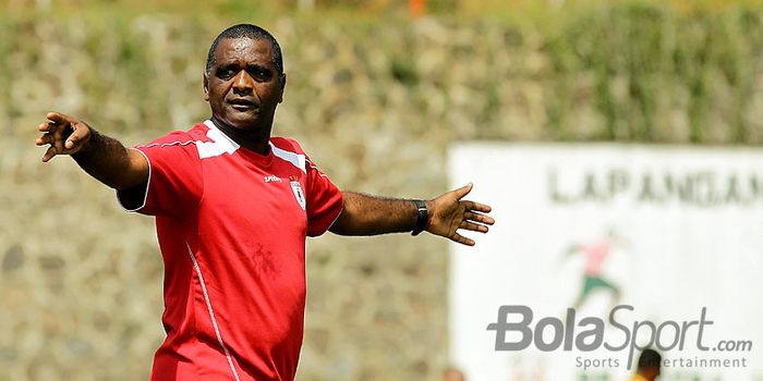 Pelatih Persipura Jayapura, Wanderley Junior, memberi instruksi kepada pemainnya saat mengawal pemus