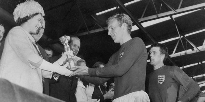 Bobby Moore menerima trofi Jules Rimet dari Ratu Inggris, Elisabeth II, usai mengalahkan Jerman Bara