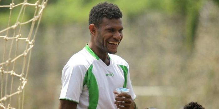 Pemain Persipura, Marinus Maryanto, berlatih di Lapangan Agrokusuma, Kota Batu, Sabtu (5/3/2016).