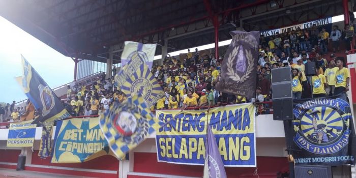 Suporter Persikota Tangerang memenuhi tribune Stadion PTIK, Jakarta, pada Trofeo Bhayangkara FC, Jum