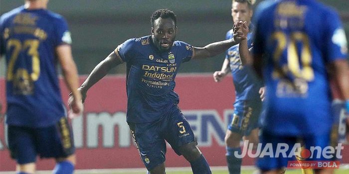  Aksi gelandang Persib Bandung, Michael Essien, saat menggiring bola dalam laga lanjutan Liga 1 2017.