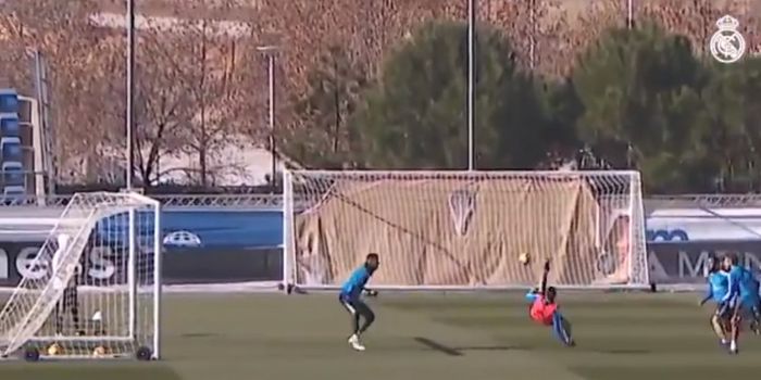 Gelandang Real Madrid, Brahim Diaz, mencetak gol salto dalam sesi latihan.