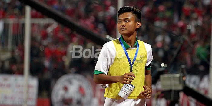 Gelandang timnas U-16 Indonesia, Komang Teguh Trisnanda, melakukan pemanasan saat timnas U-16 Indone