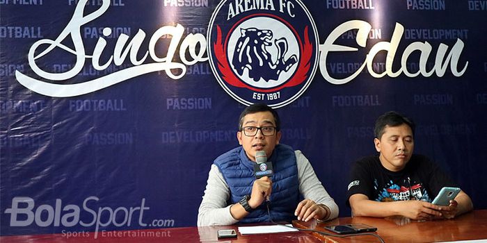 Manajer Arema, Muhammad Yusrinal Fitriandi, didampingi Media Officer Arema FC, Sudarmaji.