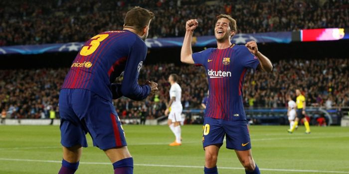 Bek FC Barcelona, Gerard Pique (kiri), merayakan golnya bersama Sergi Roberto dalam laga leg pertama