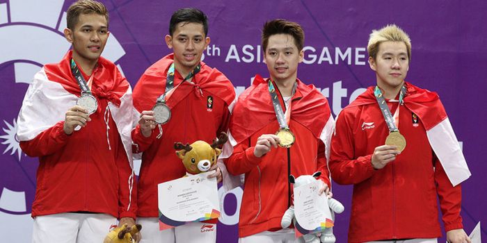 Dari kiri: Fajar Alfian, Muhammad Rian Ardianto, Kevin Sanjaya Sukamuljo, dan Marcus Fernaldi Gideon berpose di atas podium Asian Games 2018 di Jakarta.