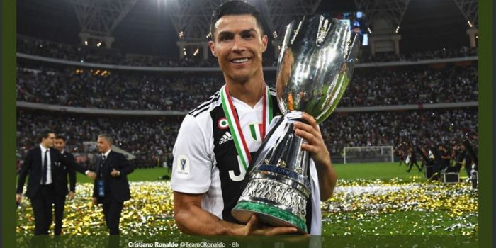 Cristiano Ronaldo berpose dengan trofi juara Piala Super Italia setelah Juventus mengalahkan AC Milan