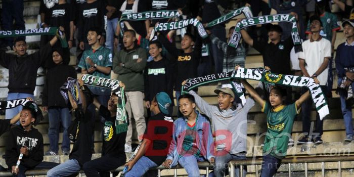 Aksi suporter dari Brigata Curva Sud (BCS) yang merupakan salah satu pendukung PSS Sleman.