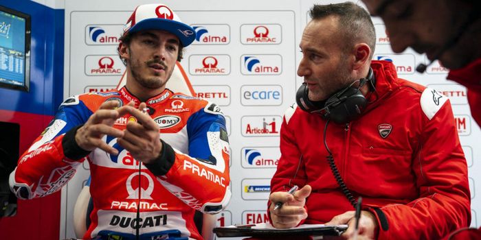 Francesco Bagnaia sedang berdiskusi dengan Christian Gabbarini pada tes IRTA.