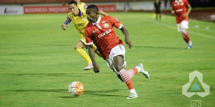   Penyerang Persija, Greg Nwokolo berusaha menjauhkan bola dari kejaran bek Barito Putera, Ambrizal 