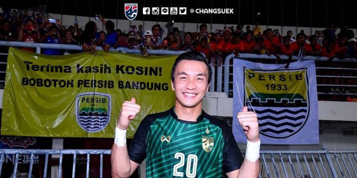 Kiper timnas Thailand Sinthaweechai Hathairatanakool berfoto di depan spanduk Persib Bandung seusai 