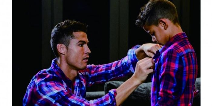 Cristiano Ronaldo (kiri) bersama Cristiano Ronaldo Junior