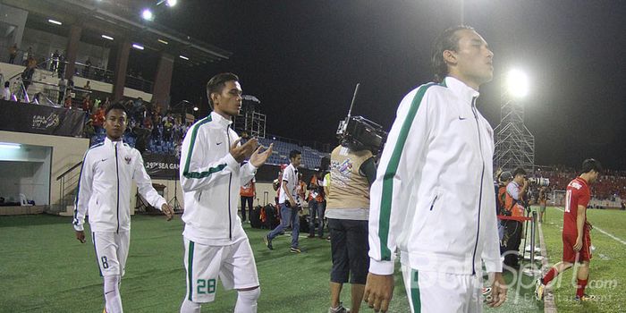 Pemain timnas Indonesia bermain melawan Vietnam pada Sea Games 2017 di Stadion Selayang, Malaysia, S