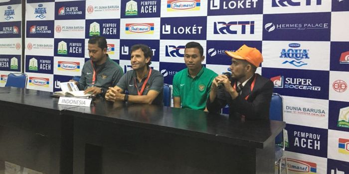 Pelatih timnas Indonesia, Luis Milla, bersama full-back Ricky Fajrin dalam sesi jumpa pers pasca-lag
