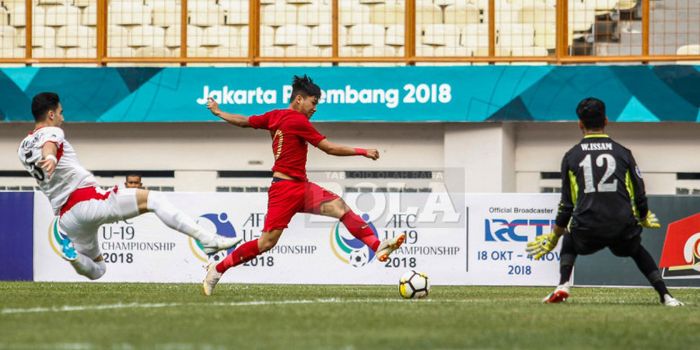 Pemain timnas U-19 Indonesia, Witan Sulaiman, saat pertandingan uji coba melawan Yordania di Stadion