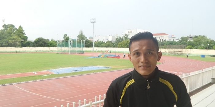 Wasit Musthofa Umarella menjalani wawancara dengan Kompas.com di Stadion Atletik Rawamangun, Selasa 