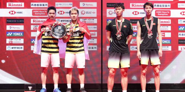  Ganda putra Indonesia Marcus Fernaldi Gideon/Kevin Sanjaya Sukamuljo (kiri) dan Li Junhui/Liu Yuche