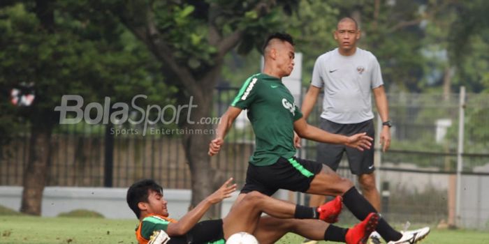 Asisten pelatih timnas U-22 Indonesia, Nova Arianto, memimpin anak asuhnya di Lapangan ABC, Senayan, Jakarta, Rabu (9/1/2019).