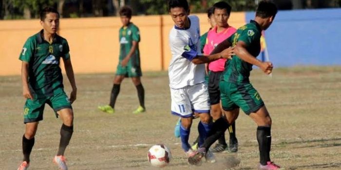 Gelandang Anang Hadi (8) adalah salah satu 'korban' sepak bola gajah antara PSS Sleman kontra PSIS S