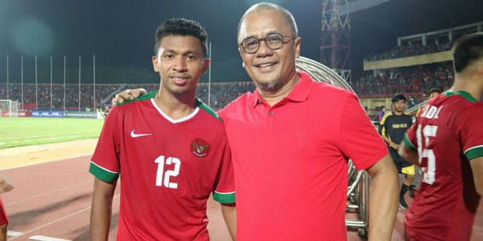 Momen saat Manajer Madura United, Haruna Soemitro (kanan), bersama Muhammad Rifad Marasabessy usai berlaga di Piala AFF U-19 2018