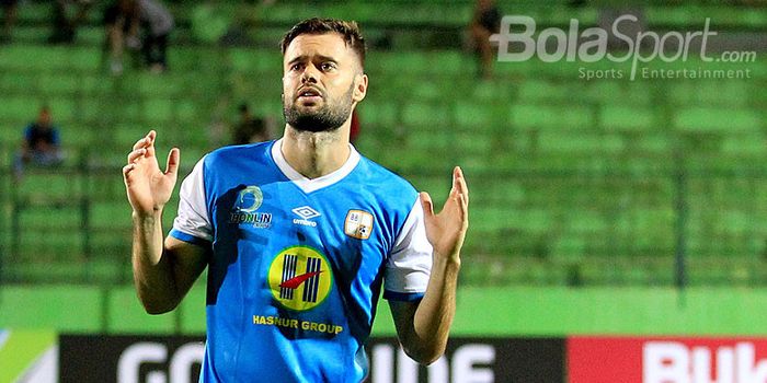   Gelandang Barito Putera, Douglas Packer, dalam Laga pekan ke-9 Liga 1 2018 melawan Perseru Serui d