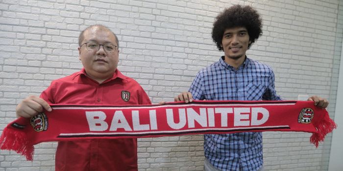 CEO Bali United, Yabes Tanuri, berfoto dengan pemain baru, Ahmad Maulana Putra.