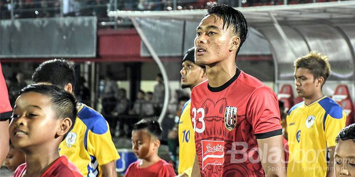 I Made Andhika Wijaya berjalan memasuki lapangan saat Bali United menjamu Tampines Rovers FC di Stad